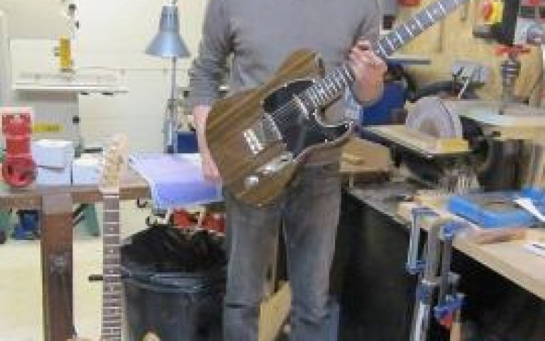 Ouest France: Maxime Jan, luthier, crée son atelier Maja Guitares
